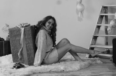 Süslü stüdyoda poz veren uzun saçlı güzel bir kadın.   