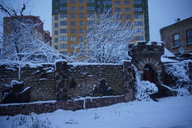Geceleyin karlı kış şehri
