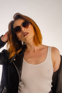 Stüdyoda poz veren güzel bir kadın.. 