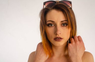 Stüdyoda poz veren güzel bir kadın.. 