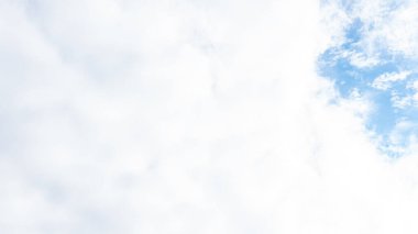 Mavi gökyüzü arka plan üzerinde beyaz kabarık bulutlar  