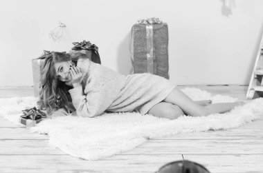 Süslü stüdyoda poz veren uzun saçlı güzel bir kadın.   