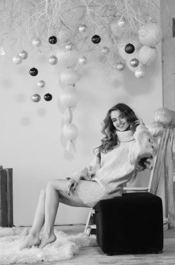 Süslü stüdyoda poz veren uzun saçlı güzel bir kadın.   