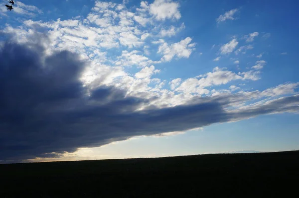 Grüne Wiese Unter Sonnenuntergang Mit Wolken — Stockfoto