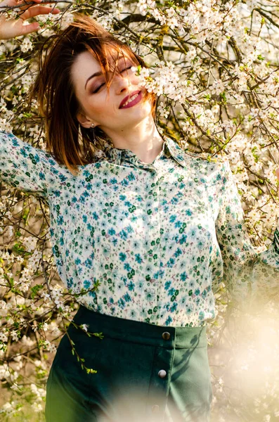 Bela Mulher Atraente Posando Perto Árvore Floração Dia Ensolarado — Fotografia de Stock