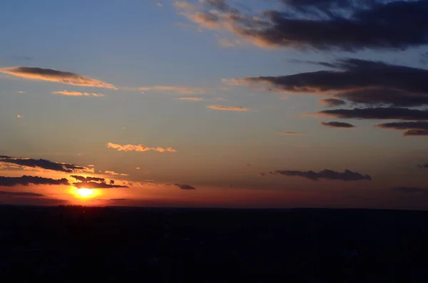 Grön Äng Solnedgången Himmel Med Moln — Stockfoto