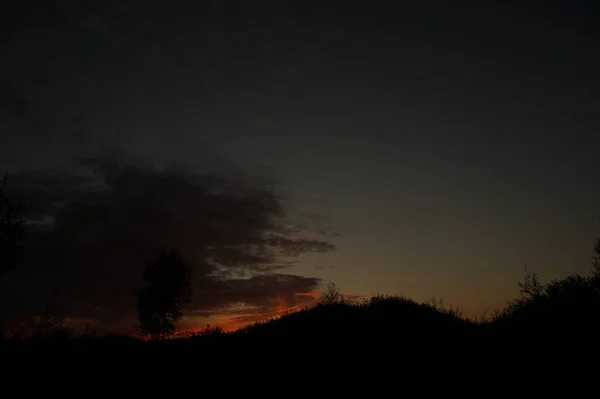 Зеленый Луг Закатом Неба Облаками — стоковое фото