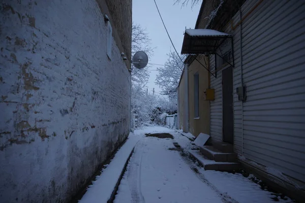夜の雪の冬の街 — ストック写真