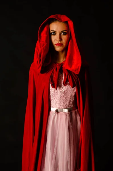 Красива Жінка Червоному Плащі Темному Тлі Драматична Фантастична Зйомка — стокове фото