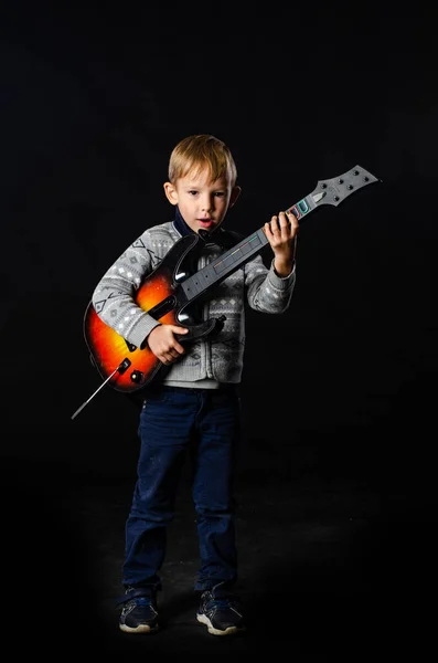 Petit Garçon Jouant Sur Guitare Électrique — Photo