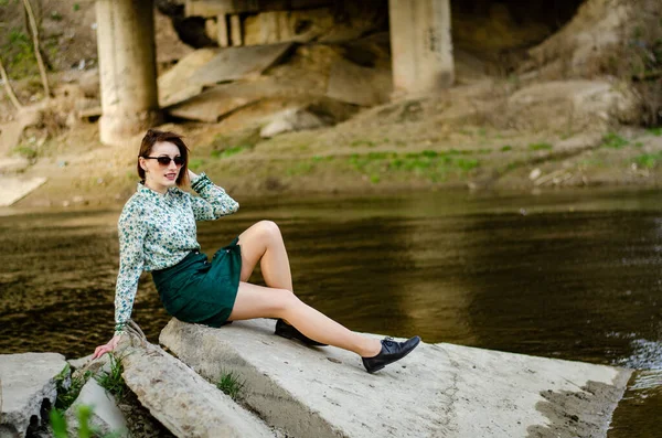 Bella Donna Attraente Posa Vicino Fiume Nella Giornata Sole — Foto Stock