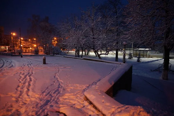 Снежный Зимний Город Ночью — стоковое фото