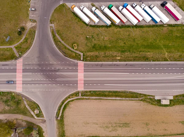 マーキング 駐車トラックや緑の芝生とアスファルトの道路の空中ビュー — ストック写真