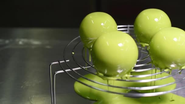 Bir şekerleme fabrikada yeşil sır ile yuvarlak Mus kek — Stok video