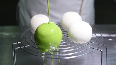 Bir şekerleme fabrikada yeşil sır ile kaplı yuvarlak Mus kek