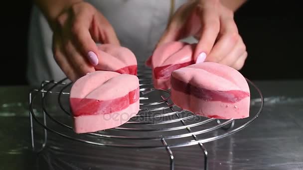 Руки кондитери розклали торт перед склінням — стокове відео