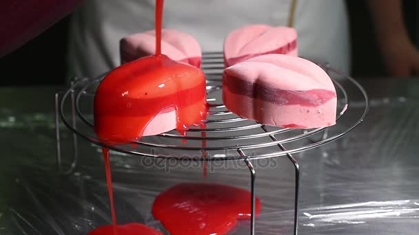Полуничне глазурування покриті торти — стокове відео