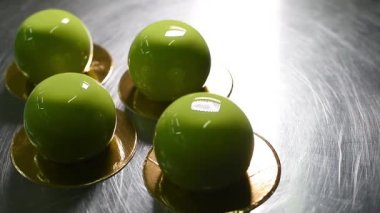 Bir şekerleme fabrikada yeşil sır ile yuvarlak Mus kek