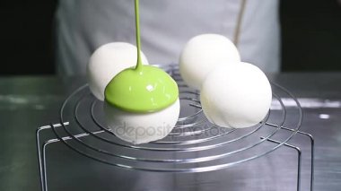 Bir şekerleme fabrikada yeşil sır ile kaplı yuvarlak Mus kek