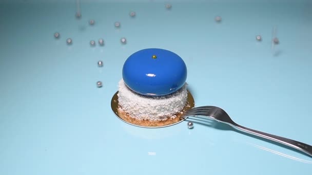 Perles coulent autour du gâteau — Video