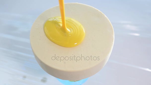 Pastel de mousse blanco, cubierto con esmalte amarillo. vista desde arriba. esmalte brillante — Vídeo de stock