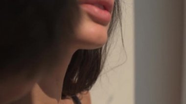 adam yavaşça kızın omzundan öper. Yavaşça aşık bir çifti sarılma pencerenin kenarında duran