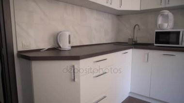 Esmer kız ve adam yatakta sabah. el ele tutuşarak, yeni uyandım. Beyaz oda ve yatak, oda dışında güneşli gün