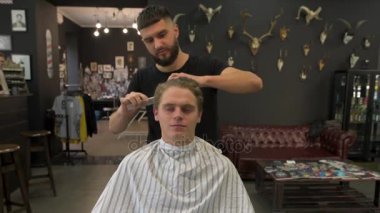 Kuaför kesim önce istemcileri saç tarak. Önden Görünüm