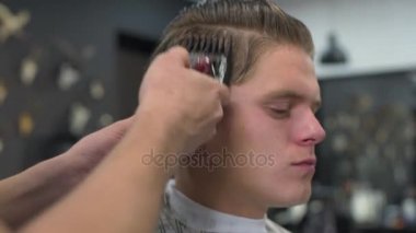 Berber makası istemcileri saç. yan görünüm