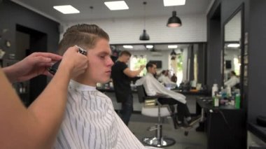 Berber makası istemcileri saç. yan görünüm