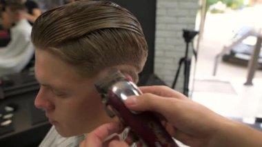 Berber makası istemcileri saç. yan görünüm