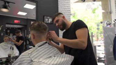 Berber makası istemcileri saç. yan görünüm