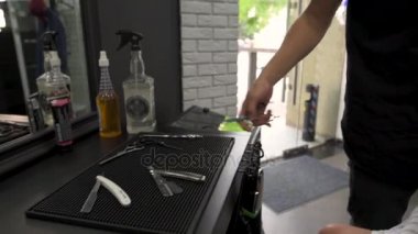 Kuaför masadan makas alır ve istemcinin kesme başlar