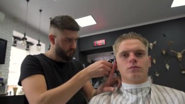 Berber makası istemcileri saç. yan görünüm