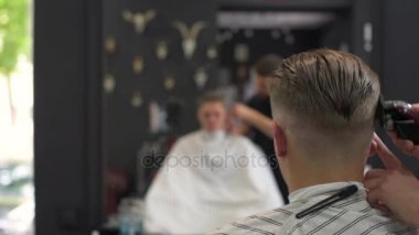 Berber makası istemcileri saç. yan görünüm