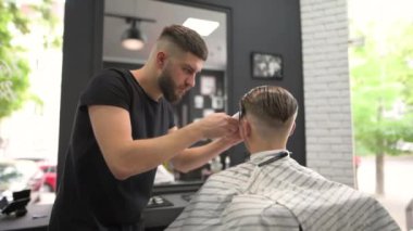 bir istemci bir tarak kullanarak makasla berber makası