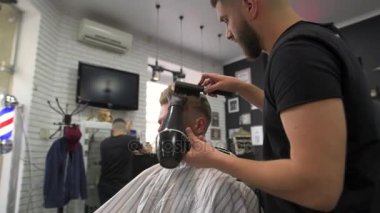 bir istemci bir tarak kullanarak makasla berber makası