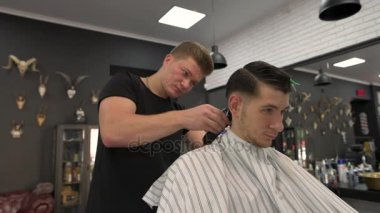 Berber makası istemcileri saç. yan görünüm