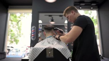 Berber makası istemcileri saç. yan görünüm