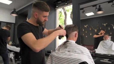 Berber makası istemcileri saç. yan görünüm