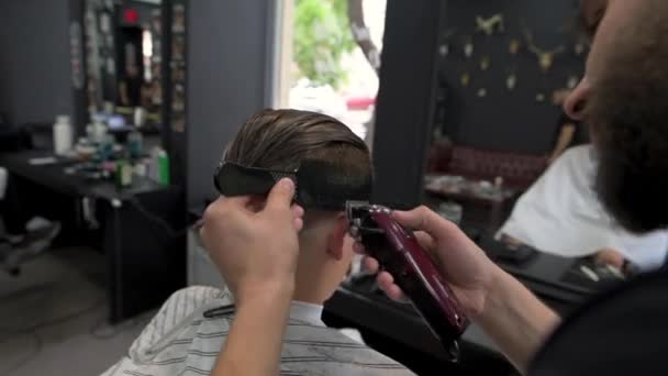 Holič nůžky na vlasy klientů. boční pohled — Stock video