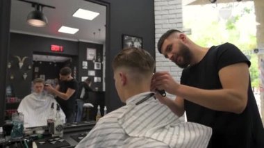 Berber makası istemcileri saç. yan görünüm