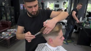 bir istemci bir tarak kullanarak makasla berber makası