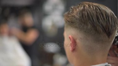 Berber makası istemcileri saç. yan görünüm