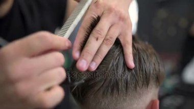 bir istemci bir tarak kullanarak makasla berber makası