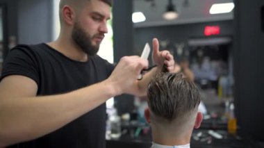 bir istemci bir tarak kullanarak makasla berber makası