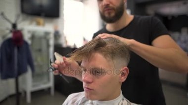 bir istemci bir tarak kullanarak makasla berber makası