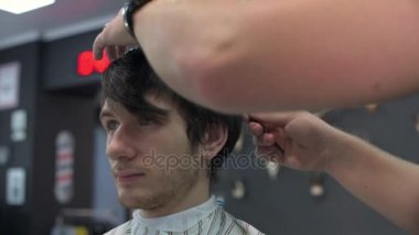 Kuaför kesim önce istemcileri saç tarak. Önden Görünüm