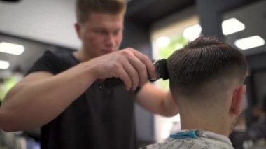 Berber makası istemcileri saç. yan görünüm