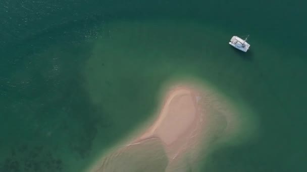 空中拍摄小岛在海洋中 — 图库视频影像